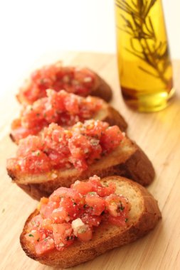Bruschetta ahşap tahta üzerinde